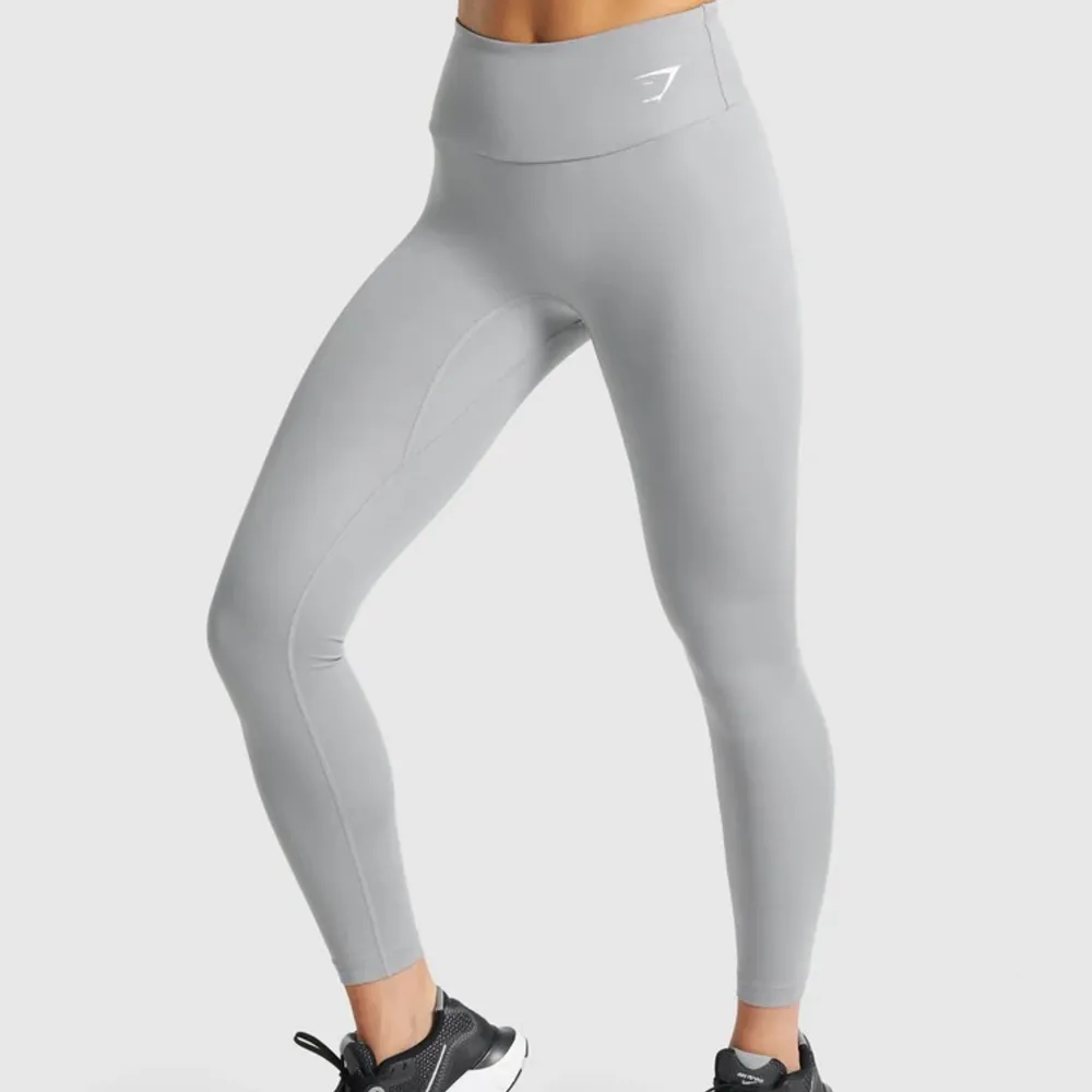 Säljer ett par nästan helt oanvända tights från gymshark, passar till allt och jättebekväma🤍. Jeans & Byxor.