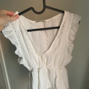 Sommartopp  - Vit topp köpt på pull&bear förra året, endast testad aldrig använd! ☺️