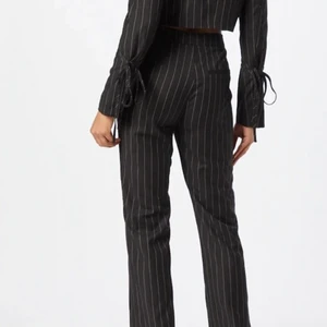 Kostymbyxor - Ett par randiga kostymbyxor från Gina Tricot. Använda endast ett fåtal gånger. Är i nyskick. Långa med slits vid foten. Köpta för 600kr. Säljer för hälften💕 