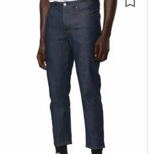 Jeans  - Snygga jeans till varsomhelst och vadsomhelst. Passar till 12 kanske 13 åringar. Rekommenderar jeansen till skola eller middag. Köpt för 1500kr  Säker för 599kr Det kanske är lite dyrt men den är helt ny oanvända. Frakt är gratis! Kontakta mig för fler 