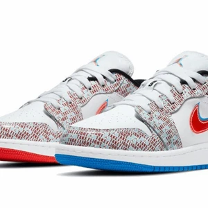 Jordan low ”takeflight” stl 38  - Jordan low i stl 38, kommer tyvärr inte till användning.  skosnörena kan behöva en tvätt annars i fint skick ✨ skriv privat för flera bilder eller funderingar. De är såklart äkta! 