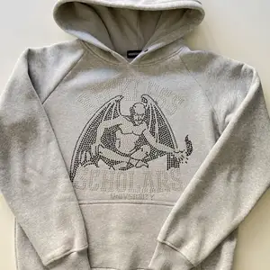 Jättefin hoodie, använd bara några fåtal gånger. Ca 3-4 gånger. Jättebra skick. De ända defekter är att några stenar fallit av, men de är inget man tänker på. Frakt är inte ink. i priset. Pris kan diskuteras 💗