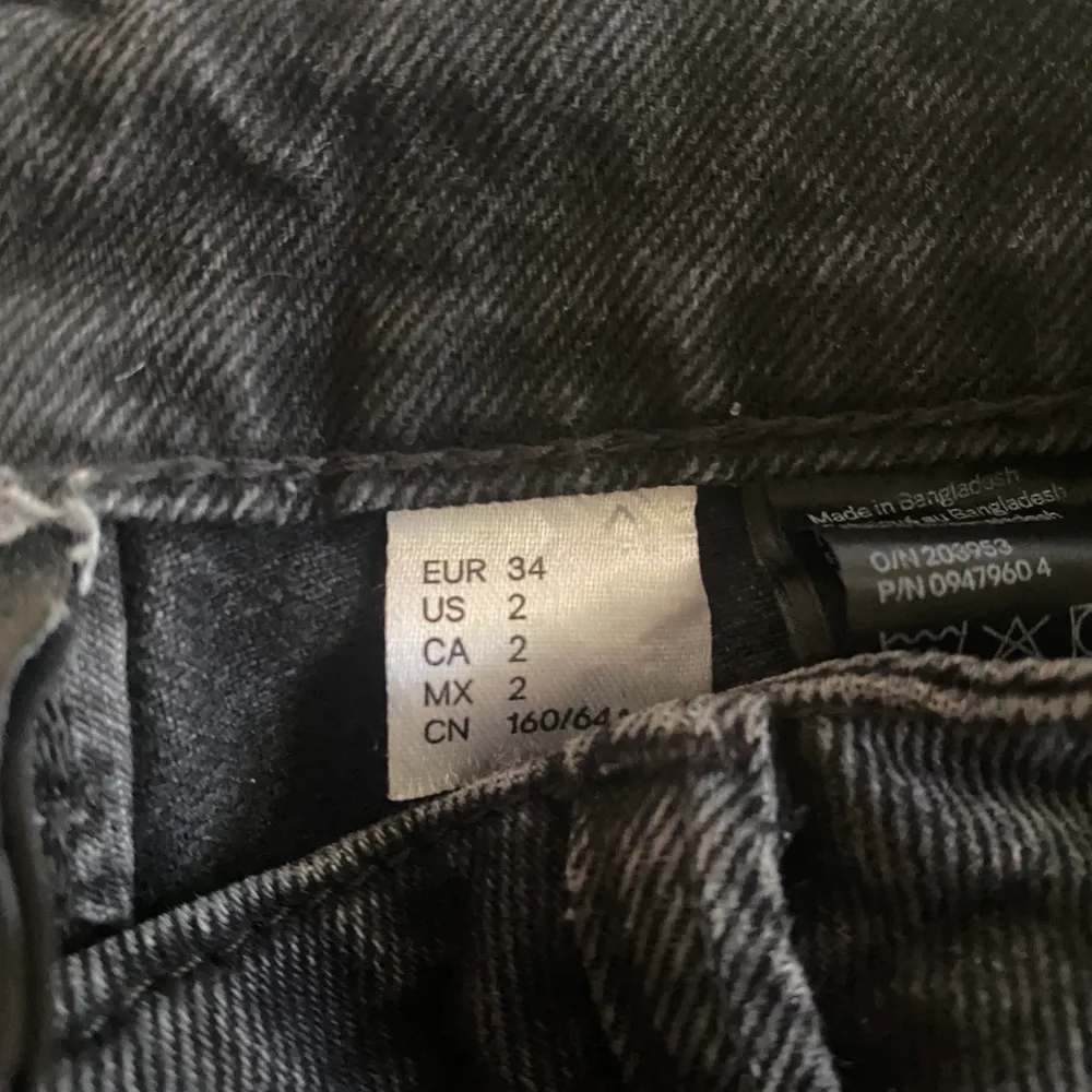 Skit fina jeans men slutat använda❤️ tror att dom är köpta för cirka 300kr och kommer säljas för 150kr priset kan diskuteras . Jeans & Byxor.