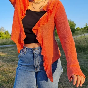 Linne cardigan - Så fin cardigan i 100% linne matrial i en så fin koral orange färg, se sista bild för att få rätt färg på den. Står att det är en L men skulle absolut funka mer åt s/m Köparen står för frakten  