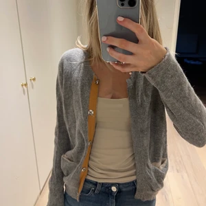 Baum Und Pferdgarten kofta - Supermjuk kofta som e sååå fin i storlek Small från Baum Und Pferdgarten🤍🤍 Fickorna är beiga inuti och det e fina brun/orangea detaljer vid kanten🧡