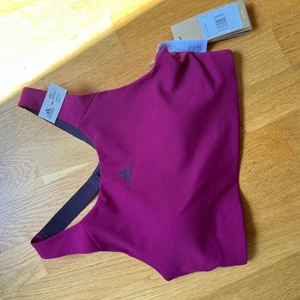 Addis sport bh.  - Jag säljer oanvänd Adidassport bh. Den kommer inte till användning.  Finns lappen kvar. Frakt står köpare för själv: storlek är 36 och S.  