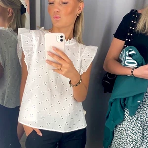 Blus - KLICKA INTE ”KÖP DIREKT”!🥰 Säljer den populära slutsålda toppen från H&M, stl S (M). Köparen står för frakten🤍😍
