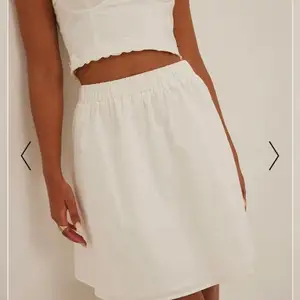 Säljer denna supergulliga vita kjol som inte kommer till användning. Köpt förra sommaren men endast använd en gång. Bilderna är lånade så kom privat för egna bilder. Köparen står för frakt!