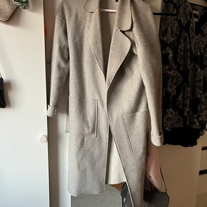 Så himla fin ullkappa  - Säljer min fina ullkappa då jag är sugen på att byta till något nytt. Köpt för två höstar sedan. Den är perfekt att använda både till vardags som till utekvällen från Våren till sensommar och hösten!  Den ser ut som ny, köp för 1799kr på vila. 