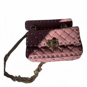 Valentino garavani spike bag väska - Intressekoll på min valentino garavani spike bag, nypris är 20340kr. I storleken Small. Super fint skick! Dustbag kommer med, inget kvitto. Äkthet kan bevisas i butik. Bara att skriva vid frågor eller fler bilder!❤️ ! 