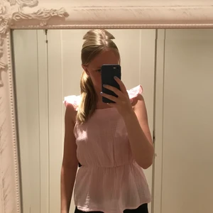 Rosa volang tröja  - Jätte fin rosa volang tröja från vero Moda. Aldrig använd. Prislappen sitter kvar. 