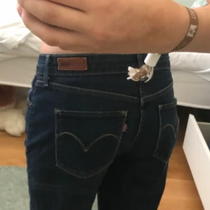 Levis jeans - Lågmidjade jeans från levis. I bra skic. Osäker på frakten men det kollas upp om någon är intresserad. Köpta secondhand💕💕