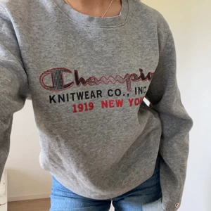 Champion sweatshirt  - Sweatshirt från champion, säljer då den aldrig kommer till användning tyvärr, superfint skick,  köparen står för frakten på 66kr 