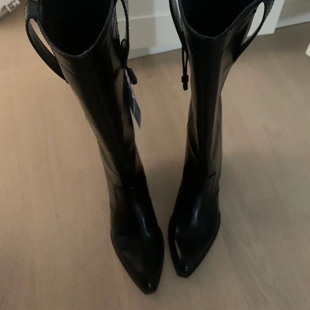 Svarta boots med ungefär 5 cm klack❤️ Aldrig använda. Skor.