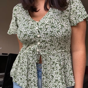 Monki blus - Grön blus med vita blommor från monki