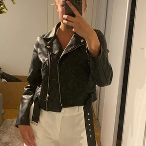 Skinnjacka - Fuskskinn  Storlek 38 Bra skick Kort, slutar vid midjan 