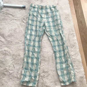 Blå vita pyjamas byxor  - Bra skick, använt några gånger. Fick den: 24 december 