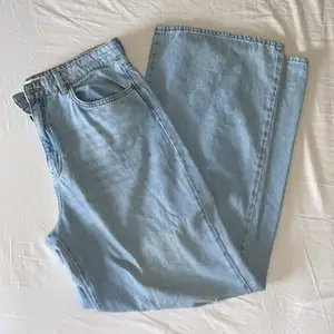 Nyskick och aldrig använda Hål för knäna Ljusa i färgen  Köpta ifrån ASOS, ’Dad jeans i ljustvätt’