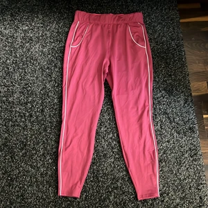 GYMSHARK Byxor - Gymshark byxor i väldigt gott skick!  Aldrig använda då de är lite för stora i midjan.  Nypris 599kr. Fler bilder finns!  