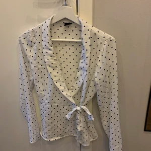 Blus från Gina tricot  - En fin prickig blus från Gina tricot som aldrig kommit till användning. Längst halsen är små knappar dit sydda som lätt går att ta bort om så önskas🌸