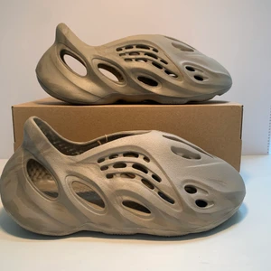 Yeezy foam runner stone age - Yeezy foam runner stone age     Storlek:  •US 8,5 (EU 42)    Pris - 1350kr  Cond: Dswt (helt nya)  Du når mig via PM vid köp eller fundringar. 1350kr  Instagram: Dave.store1