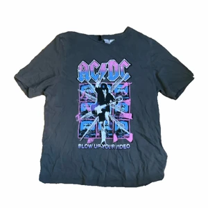 acdc t-shirt - acdc t-shirt köpt ifrån hm, hör av dig vid intresse! 