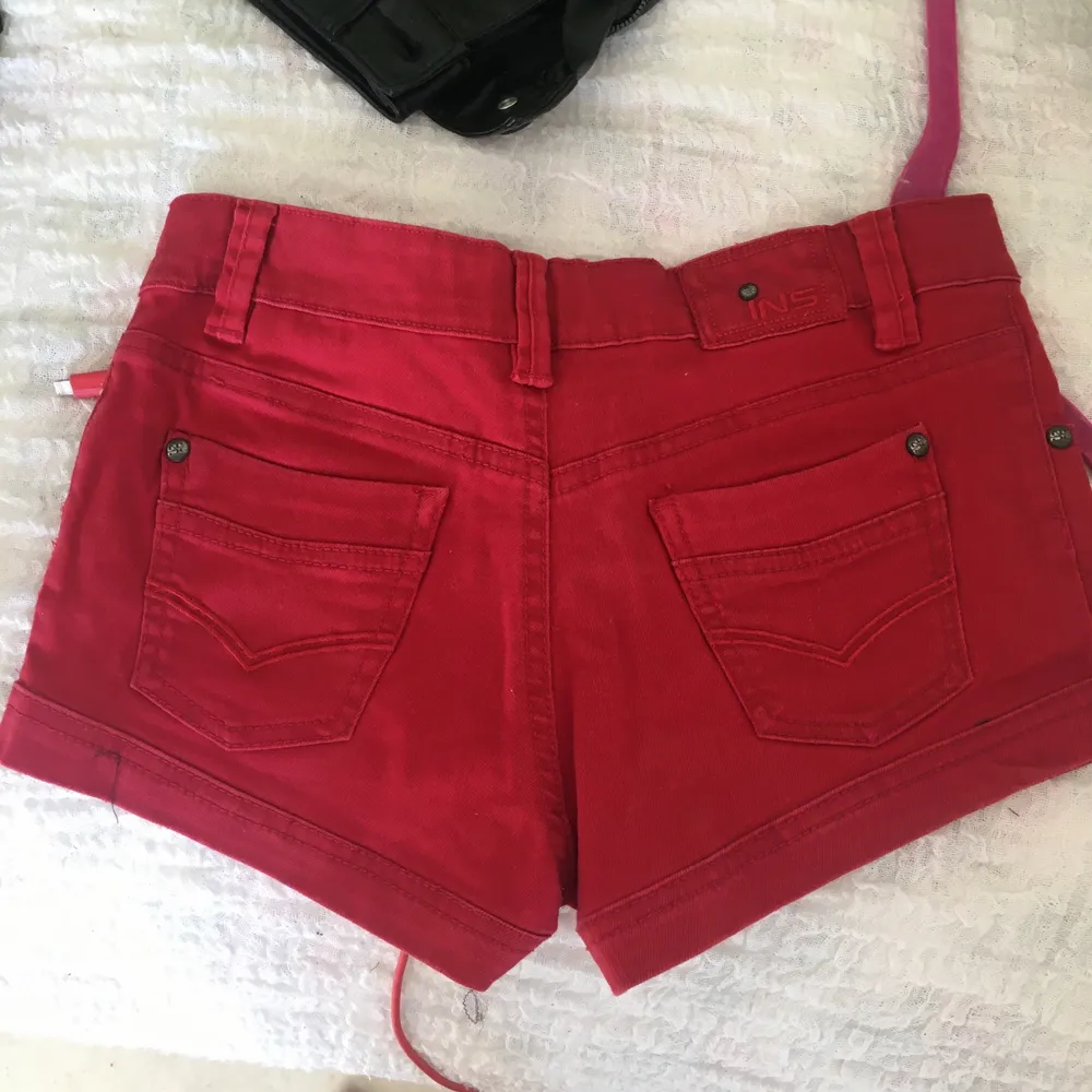 Fin röd shorts jeans byxa .somma.storlek 36 . Midjan mått är 36 cm och längd på byxa är ca 24cm . Jeans & Byxor.