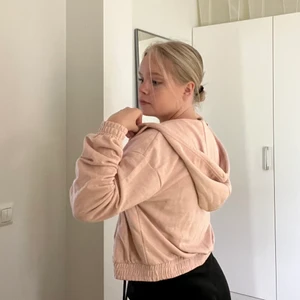 H&M hoodie stl.S - Croppad hoodie från HM. Använd ett fåtal gånger och är i nyskick.