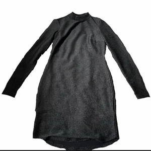 Klänning - en svart glittrig klänning, super fin, hade den på nyår och den satt super fint på, köparen står för frakten ❤️