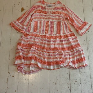 Strand klänning från newyorker  - Strand klänning köpte för 179 så säljer för 80kr + frakt 66kr spårbart  orang,rosa och vit är klänningen 