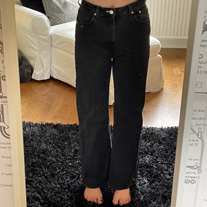 Vida jeans från Weekday - Säljer ett par snygga svarta jeans Från Weekdayför att de tyvärr är för stora för mig. Köpta second hand, men är i väldigt bra sick. Har själv inte använt dem. Endast provat. 