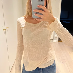Isabel Marant tröja - Fin beige isabel marant tröja som har lite små hål i tröjan därav priset⭐️ Storlek Medium men passar XS-M💛💛💛