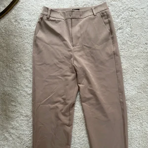 Byxor beiga/bruna - Beiga/bruna byxor från Bubbleroom, Lojsan Wallins kollektion. Aldrig använda endast provade. Storlek 34. 