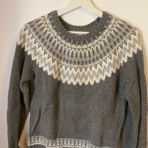 Stickad tröja  - Super fin stickad tröja från dobber. Aldrig använd🤍