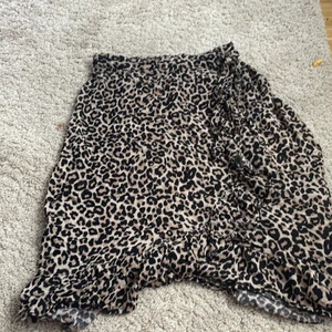 Kjol - Hej! Säljer denna fina leopardkjol från Lindex. Kjolen är i storlek 158 men passar jättebra till 146 o uppåt till 158. Kjolen har en liten trasigthet i slutet av kjolen men inget men ser eller tänker på. Köparen står för frakten 💘