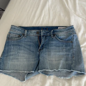 Jeansshorts  - Blå jeansshorts från Crocker. Säljer då dem är för små.