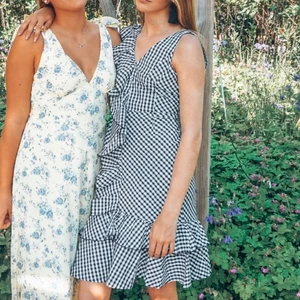 Nakd klänning - Rutig klänning med volang i mitten, använd en gång🤍🖤 dm för mer bilder 