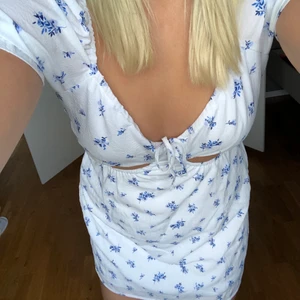 Klänning - Supersöt klänning i storlek: M. Aldrig använd, OBS! Köparen står alltid för frakten❤️‍🔥❤️‍🔥