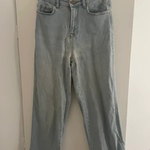 Blå jeans från Madlady i strl 36 - Jeans från madlady, väl använda men fortfarande fint skick. Loose/straight fit.