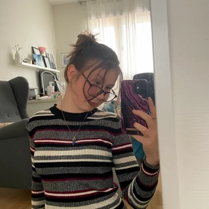 Mysig strechig höst-tröja 🍂☕️ - Knappt använd, tröjan är i ett bra skick, köptes för 129kr! Passar bra till hösten med en kappa eller jeansjacka🍂🍂