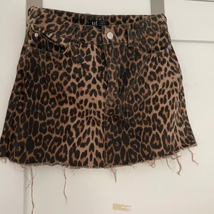 Zara leopard kjol - Kjolen är använd ett fåtal gånger. Skicket är väldigt bra. Den är från zara ungdom