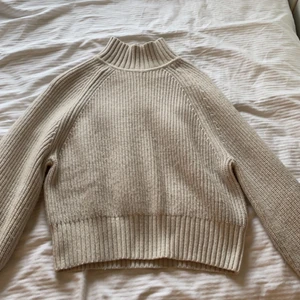 Tröja från hm  - Beige Tröja från hm som jag inte använder längre 