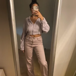 Ljus lila högmidjade jeans - As snygga högmidjadw jeans i storlek 36. Fem sitter som en smäck och är väldigt bekväma. 