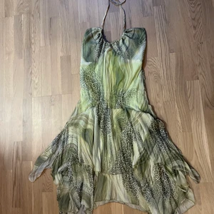 Grön halterneckklänning leopardmönster y2k - Världens finaste klänning som tyvärr aldrig kommer till användning. Köpt på Humana förra året och har endast burit den en gång.