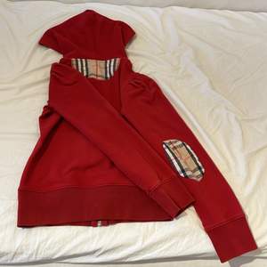 Röd burberry hoodie använd