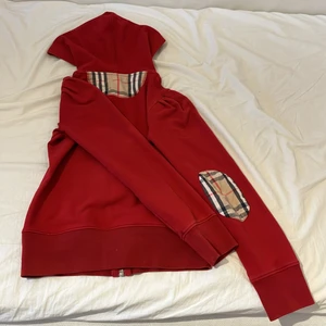 Burberry hoodie (JR) - Röd burberry hoodie använd