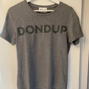 Dondup T-shirt - Fint skick, hittar inga fel.