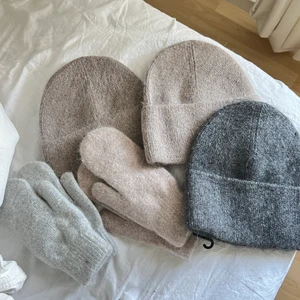 Mössor och vantar - Kommer in massa olika mössor och vantar som man kan matcha med på JULIDESIGN mot hösten, skicka privat för mer info. Just nu finns några fåtal mössor och vantar kvar! Så va snabba, en mössa kostar 299kr och ett par vantar 250kr, Kashmirmix och bomull 