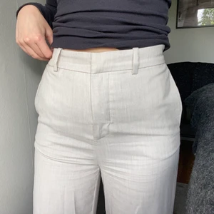 Wera kostymbyxor beige - Säljer beiga kostymbyxor från Wera i ett luftigt material som är använda med försiktighet! Kontakta mig om du har några frågor