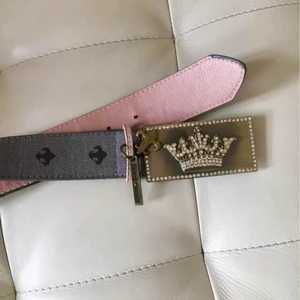 Nytt friis & Company bälte skärp strass grå S-L - Snyggt märkesskärp/bälte från Friis och Company. Ställbart i midja. Berlock med nyckel. Strass framtill på loggan. Grått/rosa bälte. Ställbart i stlk S-L